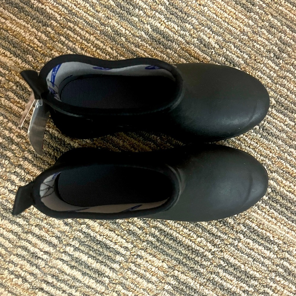 Brand new with tags muck boots from the original muck boot co. Women’s size 5.